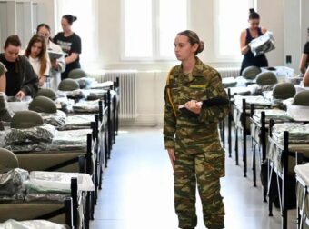 Ιστορική μέρα για τις γυναίκες στις Ένοπλες Δυνάμεις: Για πρώτη φορά μπαίνουν ως εθελόντριες στον Στρατό