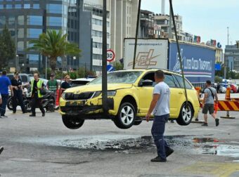 Συγκλονιστικές μαρτυρίες για την πτώση του ταξί στο λιμάνι του Πειραιά: Ο οδηγός έβαλε τη ζώνη, ανέπτυξε ταχύτητα και κατέληξε στη θάλασσα