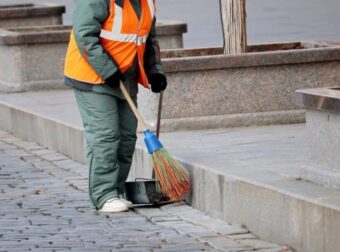 «Να ευχαριστήσω από καρδιάς όσους σήμερα μου είπαν “καλημέρα”: Η οδοκαθαρίστρια της γειτονιάς σας»