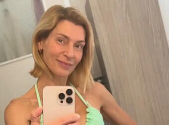 Βάζει κάτω χιλιάδες 20άρες: Η Ζέτα Δούκα με μαγιό αποδεικνύει ότι η ηλικία είναι απλώς ένας αριθμός