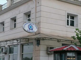 Αγνώριστος ο καταζητούμενος εδώ και 27 χρόνια Τζέιμς Δαλαμάγκας – Συνελήφθησαν η σύζυγος και ο πατέρας του