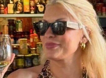 Σαν σταρ του Χόλιγουντ: H Ελένη Μενεγάκη με λεοπαρδαλέ σύνολο και σαγιονάρα για κρασί πιο κούκλα από ποτέ