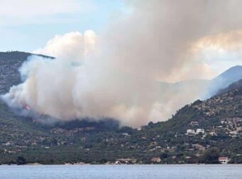 Φωτιά στο Λουτράκι – Καίει δίπλα στη Λίμνη Βουλιαγμένης