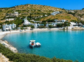 Φρέσκο ψάρι, δωμάτια στο κύμα, απόλυτη χαλάρωση: Το νησί που αποδεικνύει ότι φθηνές διακοπές υπάρχουν ακόμα