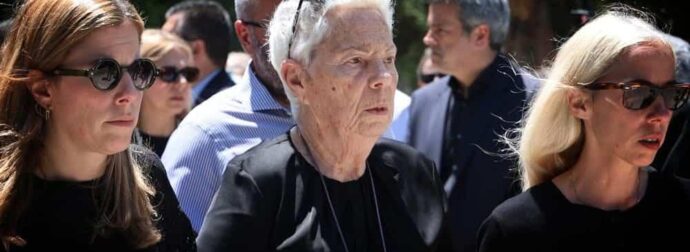Αρνήθηκε η χήρα του Σουφλιά να δώσει το χέρι στον Μητσοτάκη