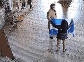Έσπασε τη σιωπή της η γυναίκα που φυλακίστηκε στην Κωνσταντινούπολη γιατί άνοιξαν την ελληνική σημαία μέσα στην Αγία Σοφία