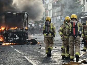 Χάος στο Μπέλφαστ: Φλέγεται η πόλη μετά την επίθεση Σουδανού στον 40χρονο – Διαδηλωτές καίνε σπίτια μεταναστών