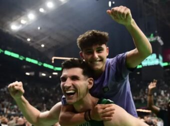 Ο Ντίνος Μήτογλου πανηγύρισε αγκαλιά με τον Παύλο Γιαννακόπουλο τη νίκη του Παναθηναϊκού επί του Ολυμπιακού