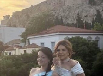 Μιμή Ντενίση: Κούκλες μάνα και κόρη – Με τουαλέτα η Μαριτίνα λίγο πριν ντυθεί νύφη