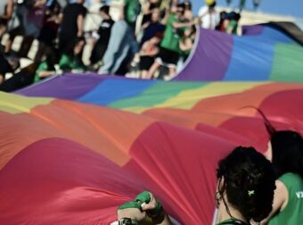 Μετρό: Η απάντηση της ΣΤΑΣΥ για τις αφίσες του Athens Pride