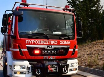 Φωτιά τώρα κοντά στην Ιερά Μονή Θεοσκέπαστης στην Κερατέα, σηκώθηκαν τρία ελικόπτερα