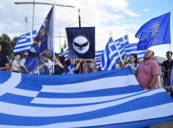 Έκανε πορεία με ελληνικές σημαίες και χριστιανικές εικόνες την ίδια ώρα που γινόταν το Pride    