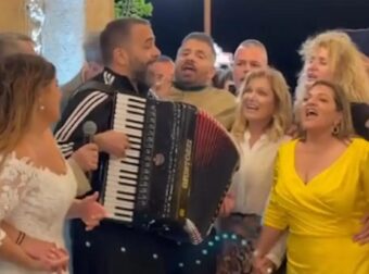 Δανάη Μπάρκα – Φάνης Μπότσης: Το φωτογραφικό άλμπουμ του γάμου, με τη Βίκυ Σταυροπούλου και τον Χρήστο Χατζηπαναγιώτη να χορεύουν και να τραγουδούν