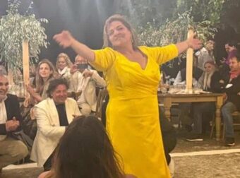 Δανάη Μπάρκα: Ο ξέφρενος χορός της Βίκυς Σταυροπούλου στον γάμο της κόρης της με άρωμα «Είσαι το Ταίρι Μου»