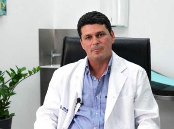 Ο «γιατρός των φτωχών»: Ο Ευρυβιάδης Μπαϊραμίδης δίνει δικαίωμα στην ελπίδα σε ασθενείς που δεν αντέχουν το κόστος των ιδιωτικών κλινικών