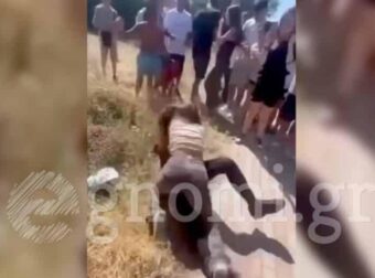 Άγρια ξύλο μεταξύ μαθητριών έξω από σχολείο – Ζητωκραύγαζαν και τραβούσαν βίντεο οι συμμαθητές τους