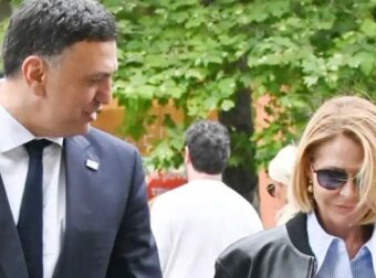 Tην κοιτάει και «λιώνει» από αγάπη: Xεράκι-χεράκι στο κέντρο της Αθήνας η Τζένη Μπαλατσινού και ο Βασίλης Κικίλιας