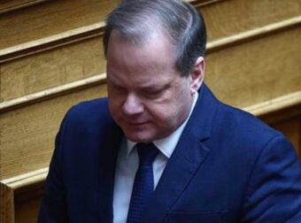 Κατηγορούμενος στη δίκη για τα Τέμπη στρέφεται κατά Καραμανλή – «Είχε εγκληματική γνώση για έλλειψη τηλεδιοίκησης»