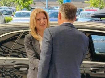 Ο Θανάσης Αυγερινός αποκάλυψε σε ποιον ανήκει το θηριώδες μαύρο τζιπ με το οποίο μετακινείται η Καρυστιανού