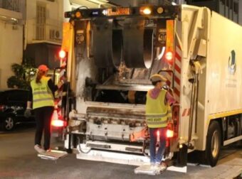 Τραυματίστηκε εργαζόμενη της καθαριότητας στον Βόλο όταν αυτοκίνητο έπεσε σε απορριμματοφόρο