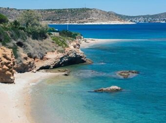 Οι 5 καλύτερες δωρεάν παραλίες της Αττικής με τα πιο καθαρά νερά – Δεν έχουν τίποτα να ζηλέψουν από τα νησιά 