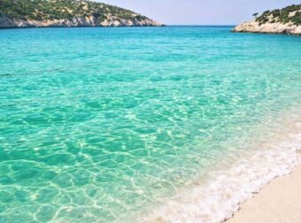 Τιρκουάζ νερά και απόλυτη γαλήνη στην καρδιά της Πελοποννήσου: Η παραλία-όνειρο που οι ντόπιοι δεν θέλουν να γνωρίζεις