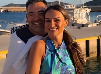 H Ελένη Τσολάκη ξεκίνησε τις διακοπές της αγκαλιά με τον σύζυγό της, Παύλο Πετρουλάκη 