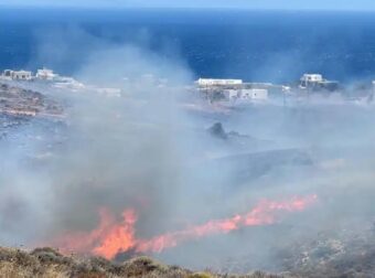 Φωτιά στη Σύρο: Μήνυμα του 112 για εκκένωση από Τρία Λαγγόνια προς Ερμούπολη – Ισχυρές δυνάμεις στο σημείο
