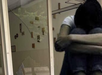 Νέες αδιανόητες σκηνές στη χώρα μας – Χτυπήσε το κεφάλι της γυναίκας του σε τζαμαρία μετά από καυγά στη μέση του δρόμου