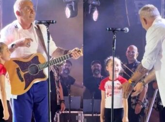 Στέλιος Ρόκκος: Η μικρή Δέσποινα «έκλεψε» την παράσταση στη συναυλία του στο Βεάκειο – Η συγκινητική στιγμή που την πήρε αγκαλιά