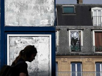 Το έξυπνο κόλπο των Γάλλων απέναντι στον καύσωνα – Γιατί βάφουν τα τζάμια με κιμωλία