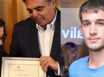 Συγκλονιστικές στιγμές: Η μητέρα του Βαγγέλη Γιακουμάκη παρέλαβε το πτυχίο του, 11 χρόνια μετά τον θάνατό του