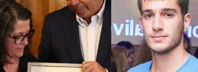 Συγκλονιστικές στιγμές: Η μητέρα του Βαγγέλη Γιακουμάκη παρέλαβε το πτυχίο του, 11 χρόνια μετά τον θάνατό του
