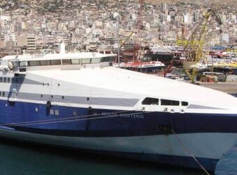 Μόλις έπιανε τους 40 κόμβους σήκωνε πελώρια κύματα: Η άδοξη πτώση του πιο γρήγορου ελληνικού πλοίου που χρεοκόπησε μια ολόκληρη εταιρεία