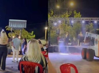 Έριξαν λουλούδια στη Γωγώ Τσαμπά με… φορτωτή σε χωριό στα Φάρσαλα