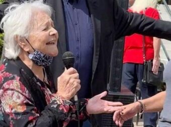 Μαίρη Λίντα: Η συγκινητική στιγμή στο Γηροκομείο Αθηνών που είχε πιάσει ξανά το μικρόφωνο μετά από πολλά χρόνια