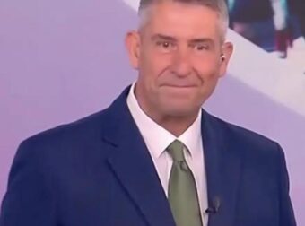 Άκης Παυλόπουλος: Με δάκρυα η τελευταία του ημέρα στον ΣΚΑΪ – Πώς χαιρέτησε κοινό και συνεργάτες