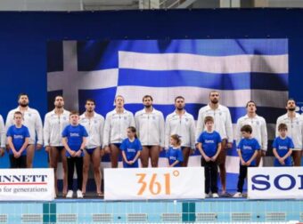 Θρίαμβος για την Ελλάδα στο πόλο – Η στιγμή της απονομής του πρώτου ελληνικού χρυσού μεταλλίου στο World Cup