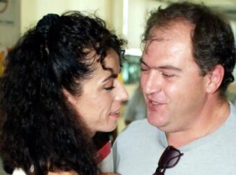 Συγκινεί η Βούλα Πατουλίδου για τον σύζυγό της – «Περίμενες να περάσει η γιορτή μου για να με αποχαιρετήσεις»