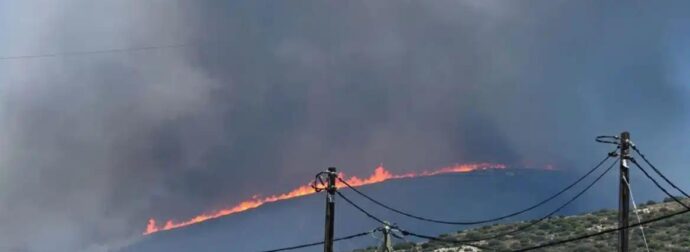 Μεγάλη φωτιά στην Πάρο – Σηκώθηκαν 14 εναέρια, μήνυμα 112 για εκκένωση 4 περιοχών
