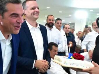 Αλέξης Τσίπρας: Η τούρτα έκπληξη στον πρόεδρο της ΕΛΑΣ και οι θερμές ευχές για τα γενέθλιά του – Πόσο χρονών έγινε
