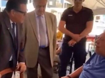 «Άντε δρόμο»: Θύελλα αποδοκιμασιών για τον Άδωνι στη Λήμνο – Αρνήθηκαν και χειραψία