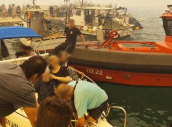 Με πλωτά μέσα η εκκένωση του Αγίου Βασίλειου, συγκλονιστικές εικόνες – Σε δύο στάδια η επιχείρηση, απομακρύνονται και οδικώς