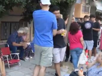 Πολίτες κοιμούνται έξω από αστυνομικό τμήμα για να βγάλουν διαβατήριο με την παλιά ταυτότητα