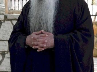 Ιερέας έπιασε στα «πράσα» νεαρό ζευγάρι να κάνει σeξ μέσα σε παρεκκλήσι – Η εξαιρετική αντίδραση του 