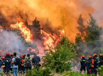 Δραματικές ώρες στη Δυτική Αττική – Εκκενώνεται η Ψάθα, οι φλόγες δίπλα στα σπίτια