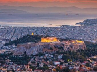 Γιατί όλοι θέλουν να φύγουν από την Αθήνα αλλά κανείς δεν θέλει πραγματικά να ζήσει μακριά της