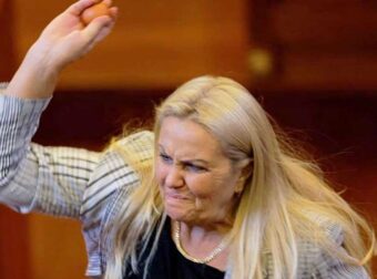 Χαμός στη Βουλή του Κοσόβου – Βουλευτής πέταξε αυγά στον υπηρεσιακό πρωθυπουργό