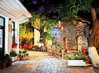 Ζει τη νύχτα: Το μοναδικό χωριό στην Ελλάδα που τα μαγαζιά ανοίγουν στις 11 το βράδυ