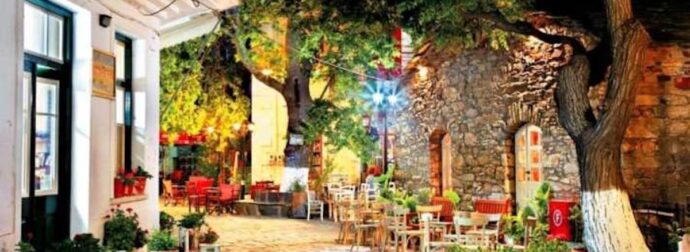 Ζει τη νύχτα: Το μοναδικό χωριό στην Ελλάδα που τα μαγαζιά ανοίγουν στις 11 το βράδυ
